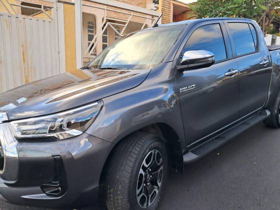 TOYOTA HILUX 2.8 D-4D TURBO DIESEL CD SRV 4X4 AUTOMÁTICO